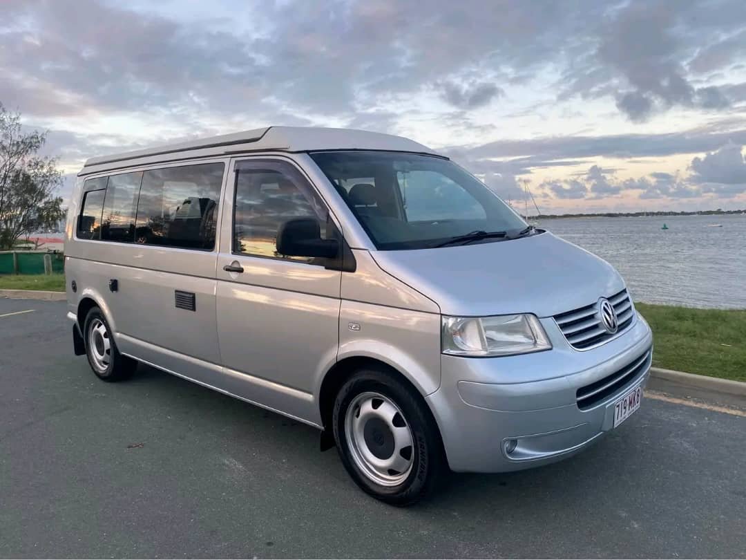 VW Transporter pop-top roof closed