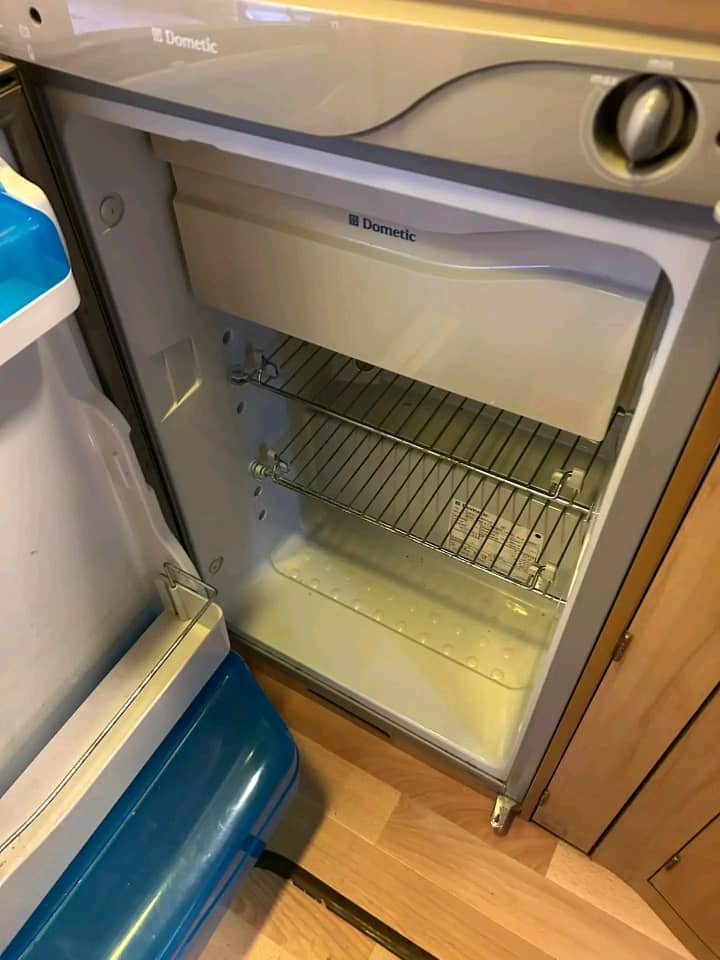 3 way fridge gas 12V and 240V in Avondale Bianco 2005 caravan