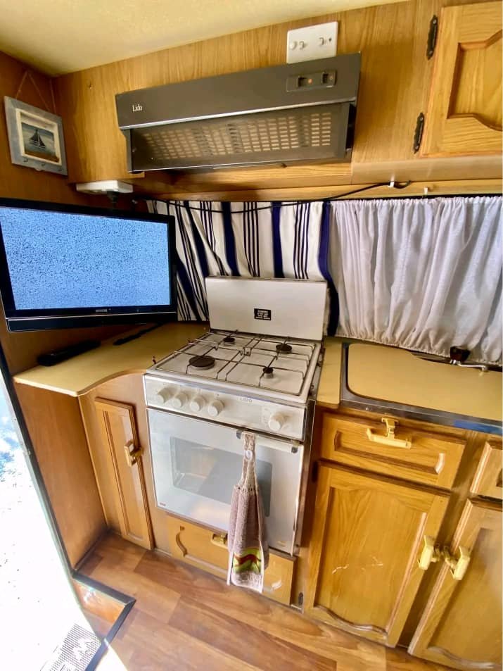 4-burner gas cooktop with overhead storage in Viscount Seabreeze caravan