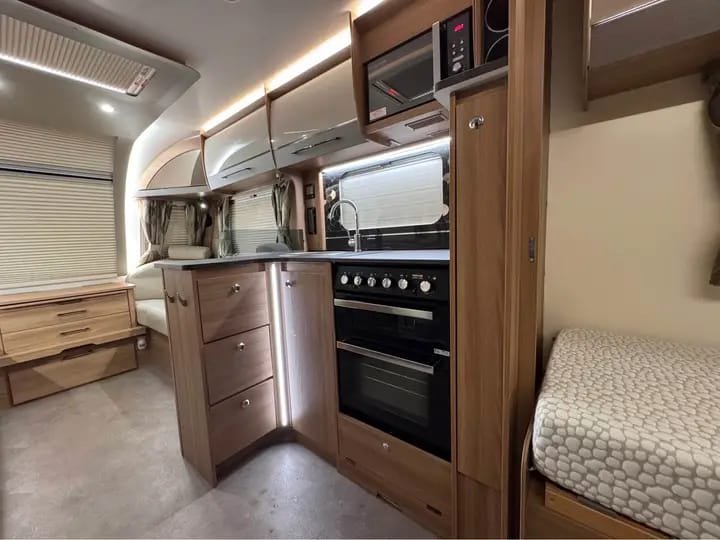 Proven 2025 Bailey Alicanto Grande Estoril – 4 Berth Caravan, Fixed Single Beds & End Washroom - Image 2