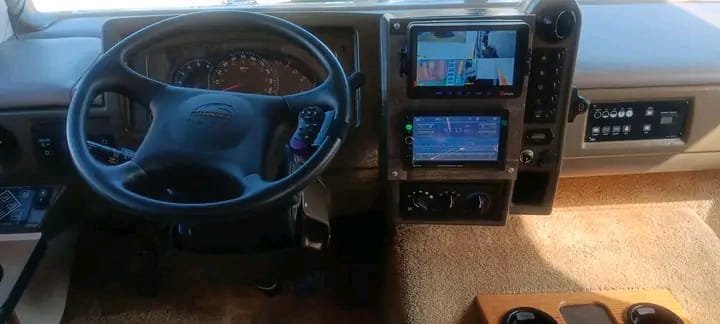 Wide cockpit view in 2005 Fleetwood Bounder Class A