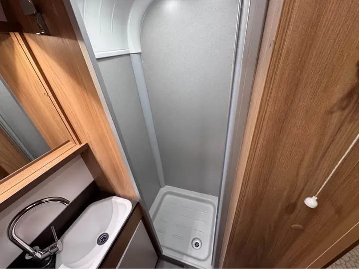 Bailey Alicanto Grande Estoril end washroom with shower