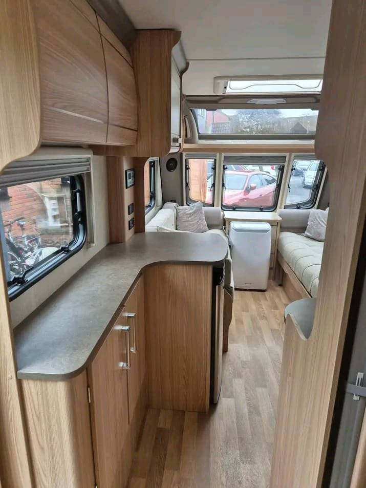 L-shaped kitchen in Coachman Pastiche 525/4 caravan