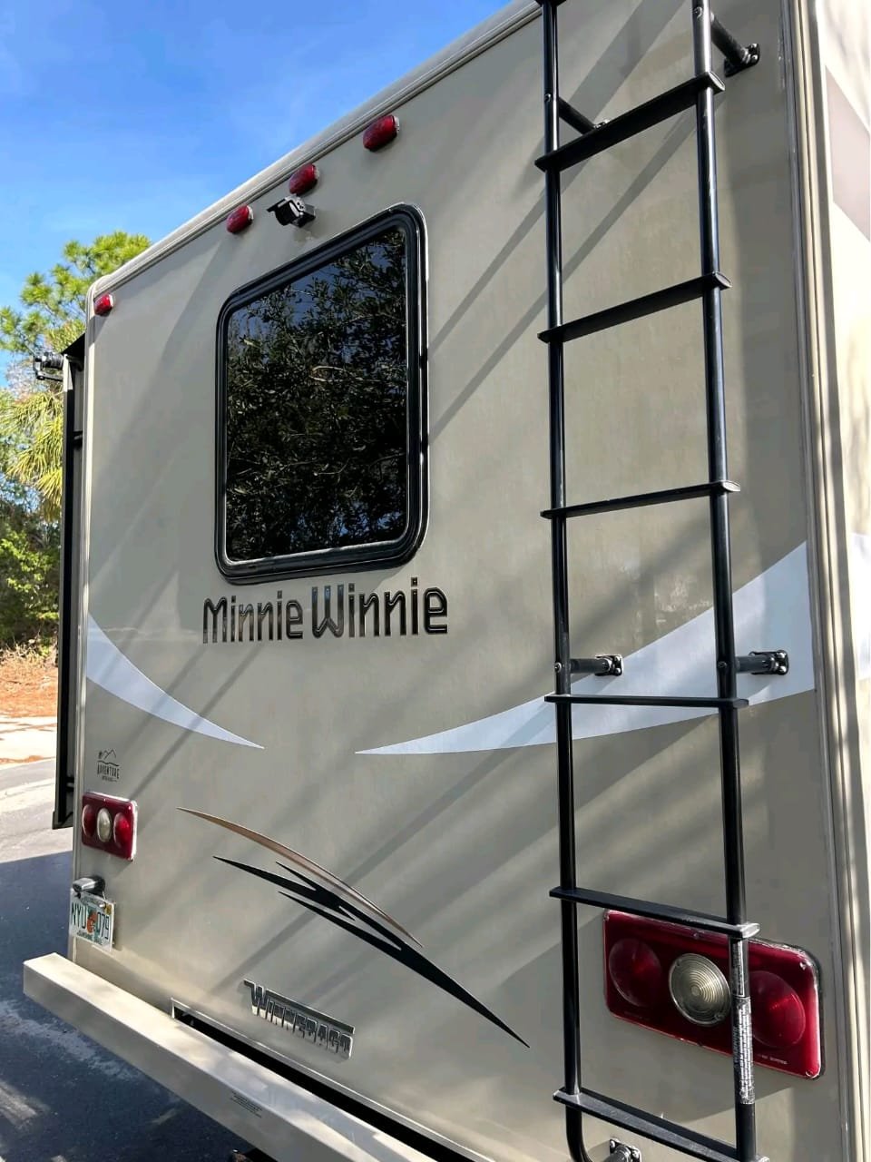 Rear exterior view with roof ladder Minnie Winnie 31G