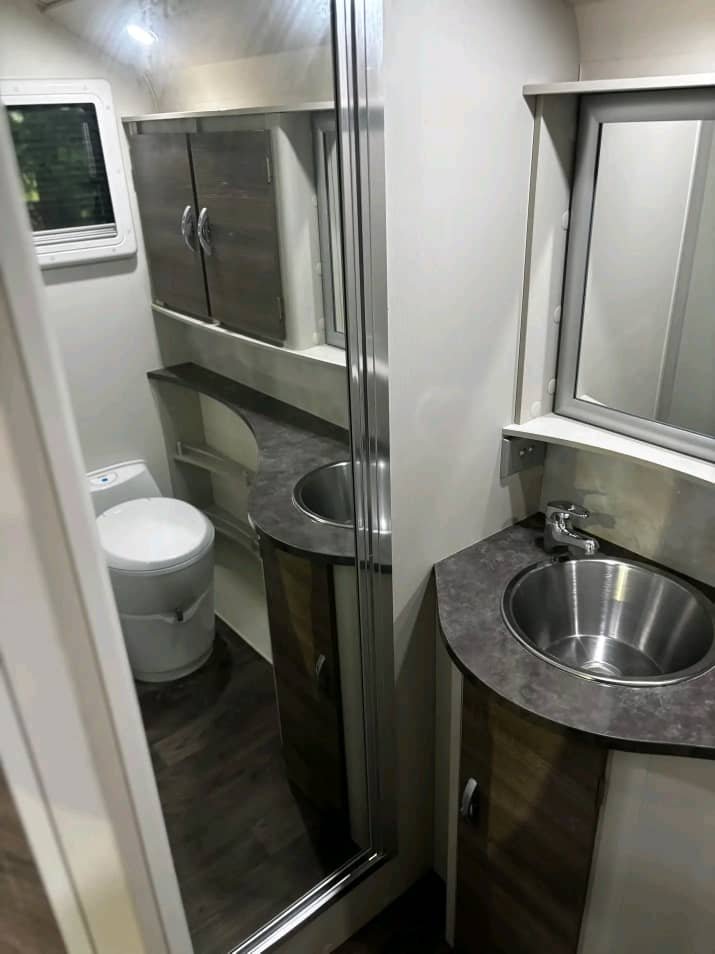 Separate shower and toilet ensuite in Jergens Skygazer