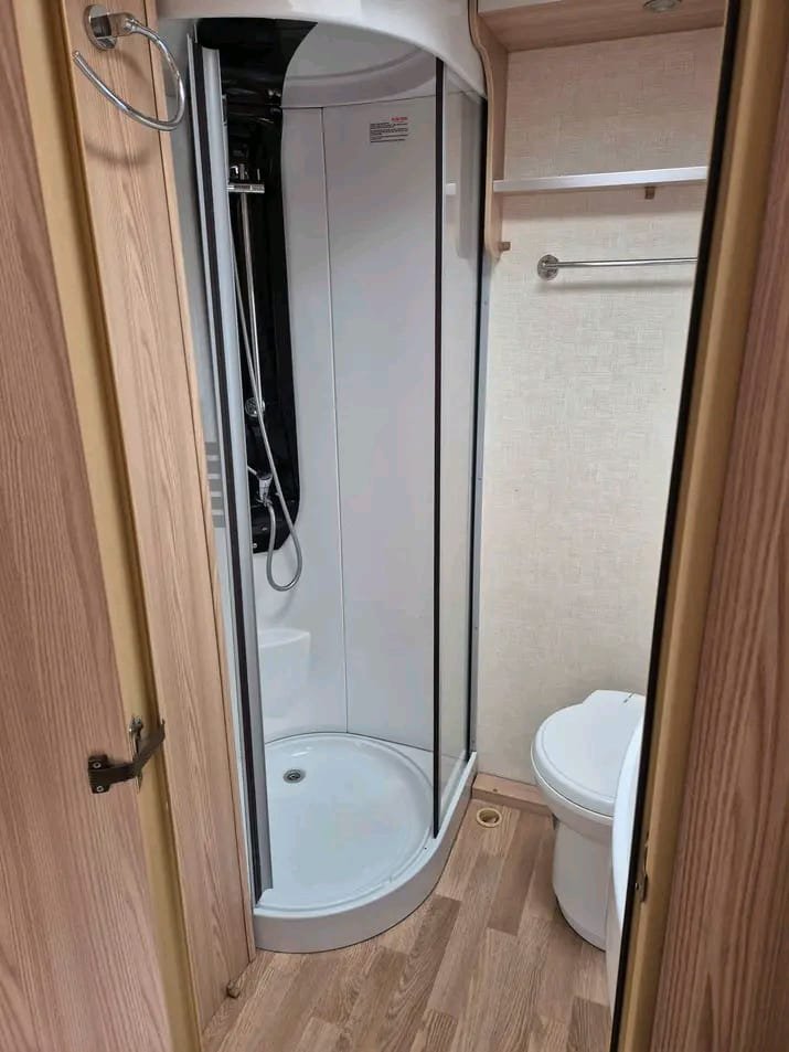 Vanity, sink and mirror in Coachman Pastiche 525/4 bathroom