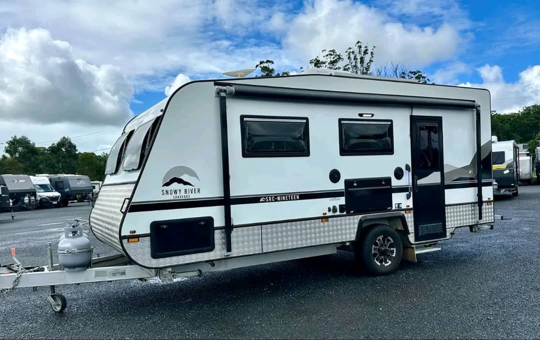 Side profile of Snowy River SRC-19 caravan with awning deployed in snowy river rv park