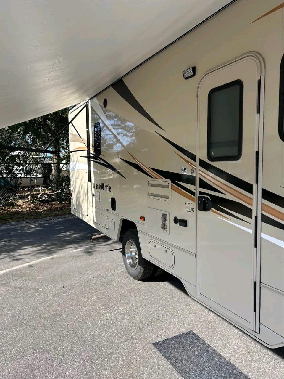 Side view of Minnie Winnie 31G with tinted windows