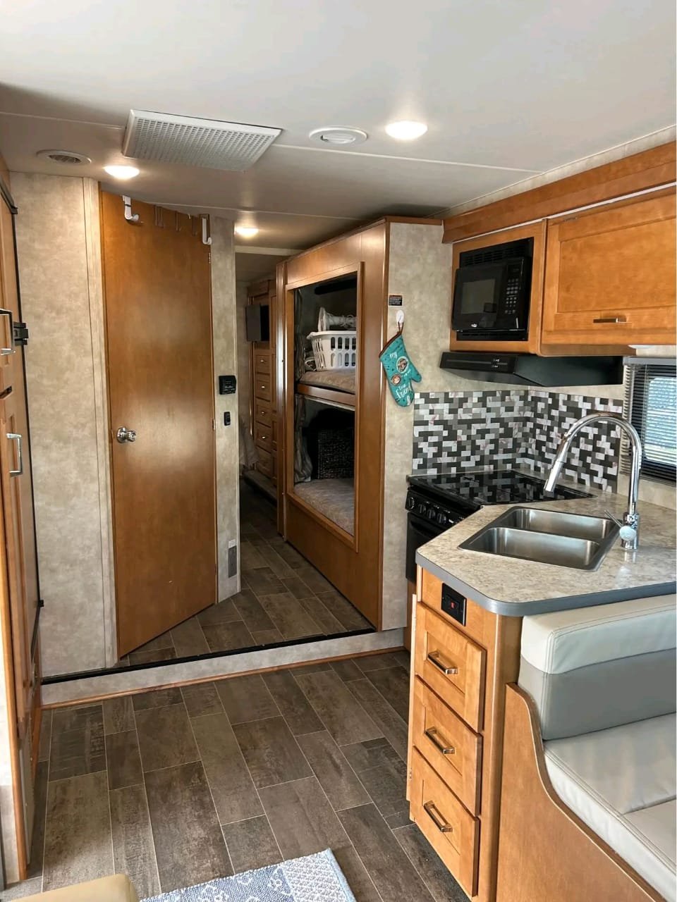 Spacious bunkhouse floorplan layout Minnie Winnie 31G