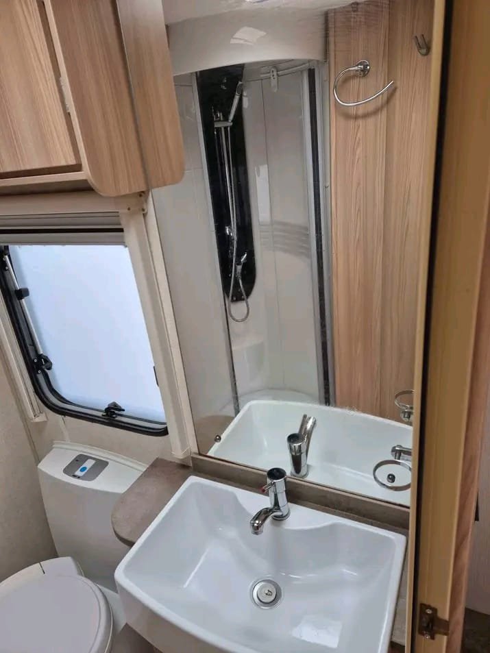 Vanity, sink and mirror in Coachman Pastiche 525/4 bathroom