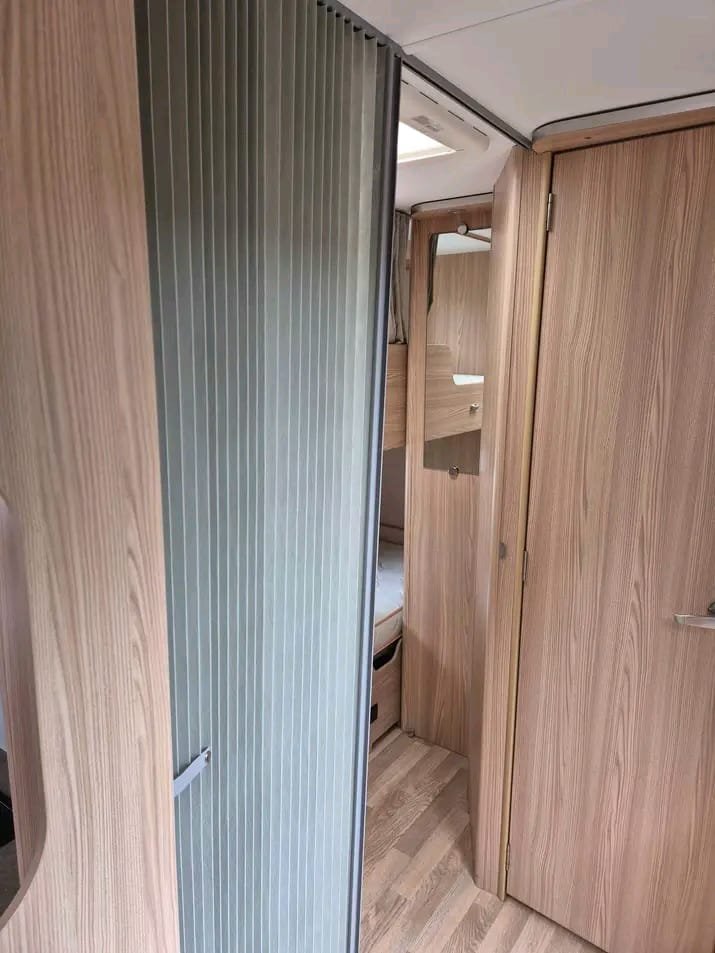 Wardrobe and storage cabinets in Coachman Pastiche 525/4