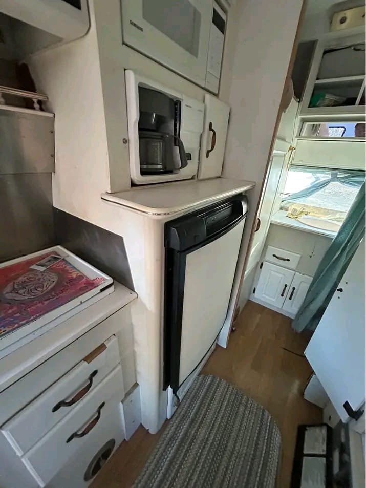 Full kitchen with storage drawers in Lance 2375